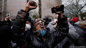 People demanding justice for george floyd gathered tonight outside the government center, where the trial of former minneapolis police officer derek chauvin has been ongoing for the past two weeks. Dyfswzxf9dbgvm