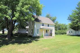 535 Garfield Ave Farnhamville Ia 50538 Little Dream Home Building A House Little Houses
