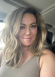 美麗的年輕女士,星期天蒙福。 🙏🏻