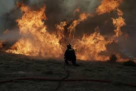 Η πυρκαγιά ξεκίνησε λίγο μετά τη 1 το μεσημέρι και πήρε μέσα σε λίγες ώρες μεγάλη έκταση. Fwtia Sthn Krhth Synagermos Gia Pyrkagia Stis Goyrnes Hrakleioy Apomakrynontai Oi Katoikoi In Gr