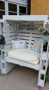 Petite Construction En Palettes En Bois Blanc Canape Palette Couvert Avec Un Toit Dessus Me Pallet Furniture Outdoor Wooden Pallet Furniture Pallet Furniture