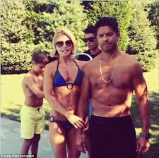 Kelly ripa/instagram kelly ripa and mark consuelos. Kelly Ripa Shows Off Her Incredible Bikini Body As She Jumps Into A Pool For Charity Daily Mail Online