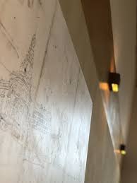 goud op de muur een brede band geverfd uit de hand dus niet strak metallic verf goud van carte colori gecombineerd met kleur palladi kalk verf muur wandlamp