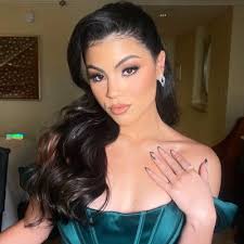 Elizabeth pierre-lou (@_lizzy_pear_)