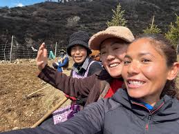 On mountain 🏔️ selfie 🤳 with theses beautiful girls 👧