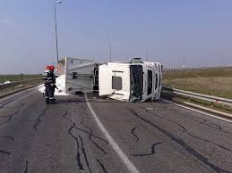 Maşina a fost luată de viitură, la trecerea râului, iar pilotul nu a putut să iasă. Accident Autostrada A2 Fetesti 01