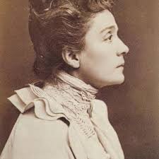 Gabriele d'annunzio ne ha appena 31, è pressapoco un metro e 64, è calvo, miope e piuttosto magrolino. Eleonora Duse Quando Nel 1901 Gabriele D Annunzio Si Rivolge A Mariano Fortuny Per Ingaggiarlo Come Scen Women Fashion Women S Top