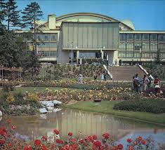 Le Centre Des Congres Et La Roseraie Du Parc De La Tete D Or Dans Les Annees 70 Roseraie Parc Annees 70