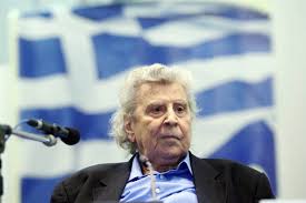 Η καταγωγή του πατέρα του, γιώργη θεοδωράκη, μπιζανομάχου, ήταν από τον γαλατά χανίων και της μητέρας του, ασπασίας πουλάκη, από τον τσεσμέ της. Zaz Uojlo6rgmm