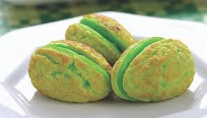 Tuangkan 500 ml air, kecap manis, dan air asam. Kuih Cara Manis Tanpa Acuan