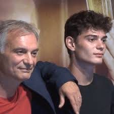 Persoană necinstită care profită de naivitatea sau de buna credinţă a cuiva; Juraj Lol Hraje Ve Filmu Sarlatan Milence Ivana Trojana Cnn Prima News