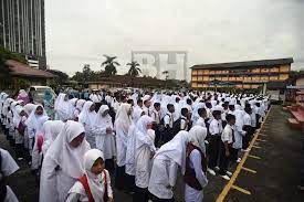 Pendidikan di malaysia adalah satu usaha berterusan kearah lebih memperkembangkan potensi individu secara menyeluruh. Hari Pertama Persekolahan