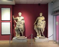 Fethiye Müzesi eserleri Trilingual Stele ve Likya heykelleri resmi