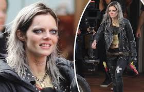 Samara es hija de simon weaving, un escritor, productor y director de cine, y tiene una hermana menor, la actriz morgan weaving. Usa Jacket On Twitter Hot Sale On Guns Akimbo Nix Samara Weaving Leather Jacket With Studds Https T Co Y1pzr4wvd3 Follow Us And Rt To Get A Chance To Win Free Jacket Gunakimbo Womensmerch