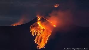 Así estableció un nuevo récord de altura: Otra Erupcion Del Etna Provoca Cierre Parcial De Aeropuerto Europa Al Dia Dw 24 03 2021