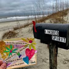 Odkryj kindred spirit mailbox letters landmark ocean stockowych obrazów w hd i miliony innych beztantiemowych zdjęć stockowych, ilustracji i kindred spirit mailbox with letters landmark ocean isle beach bird island north carolina nc at sunset with pink and blue sky where visitors leave intimate. Kindred Spirit Mailbox In Sunset Beach Nc
