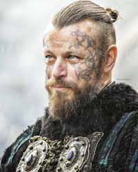 Vikingské účesy sú ďalšou vrstvou kultúry, pomocou ktorej je možné získať ďalšie informácie o živote škandinávcov, ich zvykoch a zvláštnostiach každodenného života. 900 Vikings The Last Kingdom Ideas Vikingove Katheryn Winnick Lagertha
