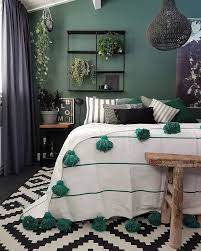 Chambre Dans Les Tons Verts Etageres Murales Et Plantes Beautiful Bedroom Decor Bedroom Green Relaxation Room