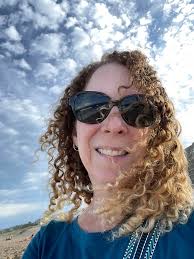 Can frisbees be used for an hour-long pool class?