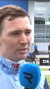 👑 Banbridge runs down Il Est Francais to win the King George VI Chase  Kempton Park Racecourse