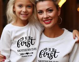 Nuestros Jumpers para el primer día de la madre. Sudaderas personalizadas a  juego. Camisetas hermanadas Mama y Mini. A juego para mamá y Mini.MC
