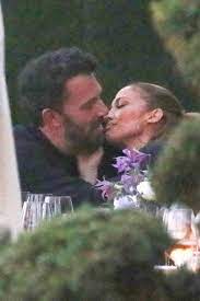 Jennifer lopez and ben affleck seal rekindled romance with a passionate kiss in malibu jennifer lopez and ben affleck really want us to know they are definitely back together ! Ben Affleck Jennifer Lopez Kiss At Dinner In Pda Packed Photos
