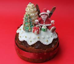 Il pensiero vola subito al panettone, dolce tipico del natale. Panettone Fatto In Casa E Poi Decorato Con Cioccolato Plastico