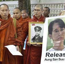 Am montagabend verhaftete die armeeführung schließlich die ehemalige freiheitsikone aung san suu kyi sowie präsident win myint und andere hochrangige politiker kleinerer parteien. Birma Aung San Suu Kyi Bleibt Unter Hausarrest Welt