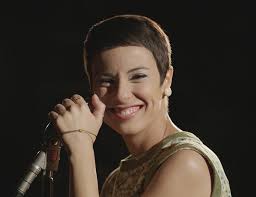 Andreia horta a atriz, que está dando o que falar no papel de maria clara, da novela império, também faz sucesso com seu corte! Andreia Horta Vibra Com Indicacao Da Minisserie Elis Ao Emmy Internacional