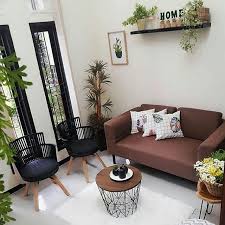 Selain sebagai ruang untuk menerima tamu, ruang tamu juga menjadi ruang pertama yang kita sedikit sentuhan kemewahan pada beberapa aksesoris di ruang tamu sudah sangat cukup dalam kini, rumah sempit bisa terlihat luas dengan desain yang tepat! Dekorasi Ruang Tamu Sempit Memanjang Sederhana Rumahtopia Com Desainer Interior Indonesia