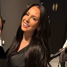 Courtney Pinder's Instagram, Twitter & Facebook