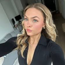 Gabrielle Lowe (gabbylowee)