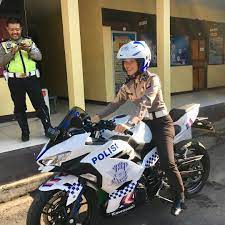 Cewek kalo naik ninja jd tmb cantik deh cewekninja ninjarr. Kalau Ngelihat Polwan Cantik Pakai Ninja 250fi Gini Kira Kira Masbro Mau Ngapain Motomazine