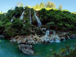 Kalian tidak hanya disuguhi pemandangan air terjun kembar di tengah kawasan yang alami, tapi juga semburat warna pelangi di. 13 Air Terjun Terindah Di Indonesia Yang Menarik Dikunjungi 2018