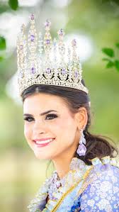 tbt to Texas Rose Festival 2013! 🌹 The theme was “Raindrops On Roses”  💦🌹💦 and featured Queen Rachel Vanderpool Clyde.👸 Fun fact: Rachel's  sister, Sarah Elizabeth Clyde, was the 2008 Rose Queen!