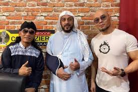 Ketua yayasan syekh ali jaber, habib abdurrahman, yang dikonfirmasi media membenarkan hal tersebut. Profil Syekh Ali Jaber Usia 13 Jadi Imam Masjid Di Madinah