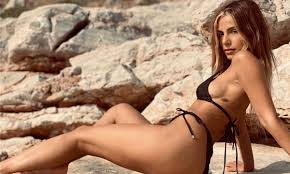 Maybe you would like to learn more about one of these? Eley8eria Eley8erioy O Podosfairisths Ths Aek Poy Ebale Gkol Sthn Kardia Ths H Prwth Koinh Emfanish Poy Ekane Tis Fhmes Na Orgiasoyn Fwtografies Iciao