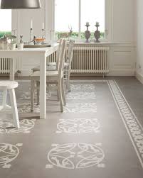 Pavimentazione Della Cucina Con Decorazioni A Ghirigori Bianchi Pavimenti Dipinti Arredamento Pavimenti