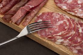 Like many italian sausages, it has a characteristic fermented flavor. á… Genoa Salami Vs Hard Salami The Difference Between Cured Meats