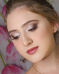 Cada mirada tiene su historia, y hoy quiero contarla con un toque de  misterio… Con una mezcla perfecta de sombras profundas y difusas, este  #smokeyeye es mucho más que una técnica, es