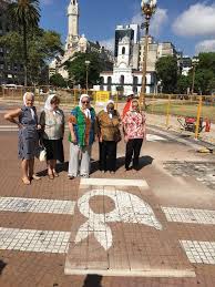 Las abuelas del plaza de mayo, a sister organization to las madres, has spent decades searching to find the hundreds of such children who were en el mes de mayo, las calles de las ciudades argentinas se tiñeron de pañuelos blancos, el símbolo de las madres y abuelas de plaza de mayo. Plaza De Mayo Que Haran Con Las Historicas Baldosas De Los Panuelos De Madres