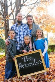 Fall In Love With 24 Autumn Family Portrait Ideas Fall Family Portraits Family Photography Fall Family Pictures