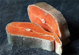 Panaskan kuali anda la kannn.jgn tunggu smpai berasap tau.then masuk butter.ketuk bawang putih mcm ketuk kepala katak.hehehe.then masukkan ikan.pas tu perah lemon tu dlm kuali.terbalikkan la ikan tu ya. Salad Salmon Chum Ikan Yang Dimasak Dan Masin Salai Panas Dan Sejuk Resipi Langkah Demi Langkah Dengan Foto Dari Kalengan Dengan Kentang Resepi