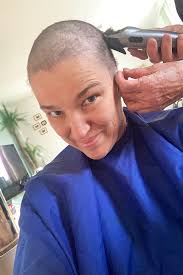 Lift sections of hair from the top of the head so that the tips of the hair protrude from between your forefinger and middle finger. Bis Bald Haare Hallo Kiwikopf