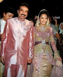 Siti nurhaliza has been married to dato' sri khalid mohamad jiwa since 2006. Bad Arsila On Twitter Perkahwinan 2 Jutawan Siti Nurhaliza Datuk K Disambut Oleh Kira Kira 10 000 Hadirin Yang Membanjiri Dataran Lipis Untuk Menyaksikan Persandingan Gilang Gemilang Itu Foto Kamarul Ariffin Https T Co M3qrt6ppod Https T