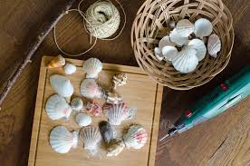 Ich hab schon einiges ausprobiert und habe auch ein loch rein bekommen, aber das ist etwas groß. Diy Ein Windspiel Aus Muscheln Diy Inspirationen Baby Kind Und Meer