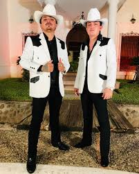 Aún no tenemos ningún álbum de este artista, pero puedes colaborar enviando álbumes de los dos carnales. Estas Son Las Razones Por Las Que Los Dos Carnales Conquistan Al Regional Mexicano Experiencias Bandamax