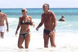 Da oggi solo aerei privati. Bonolis Bruganelli A Formentera Che Sirenetti Soprattutto Sonia People