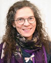 Friskvårdsmassör Lena Carlstedt Javette arbetar nu hos oss på tisdagar. Av  Lena får du hjälp att mjuka upp stela muskler och komma till ro i kroppen.  Hennes massage är inspirerad av svensk