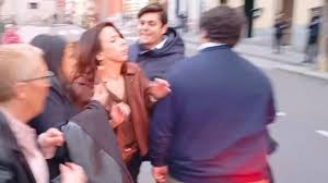 Golpean y arrollan a Vito Quiles cuando sorprende a Sarah Santaolalla en un  acto pagado por el PSOE.